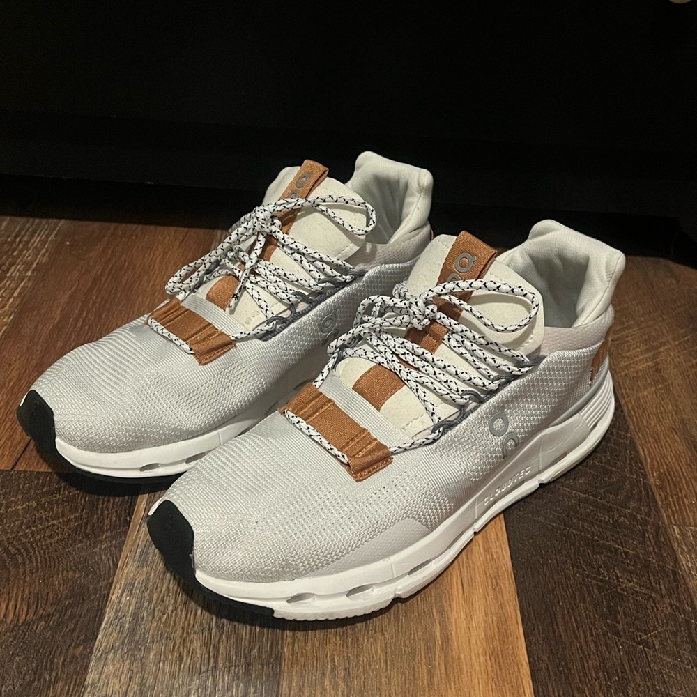 EUC Cloudtec Women’s 9/Men’s 7 OnCloud OnRunning White and Tan Sneakers